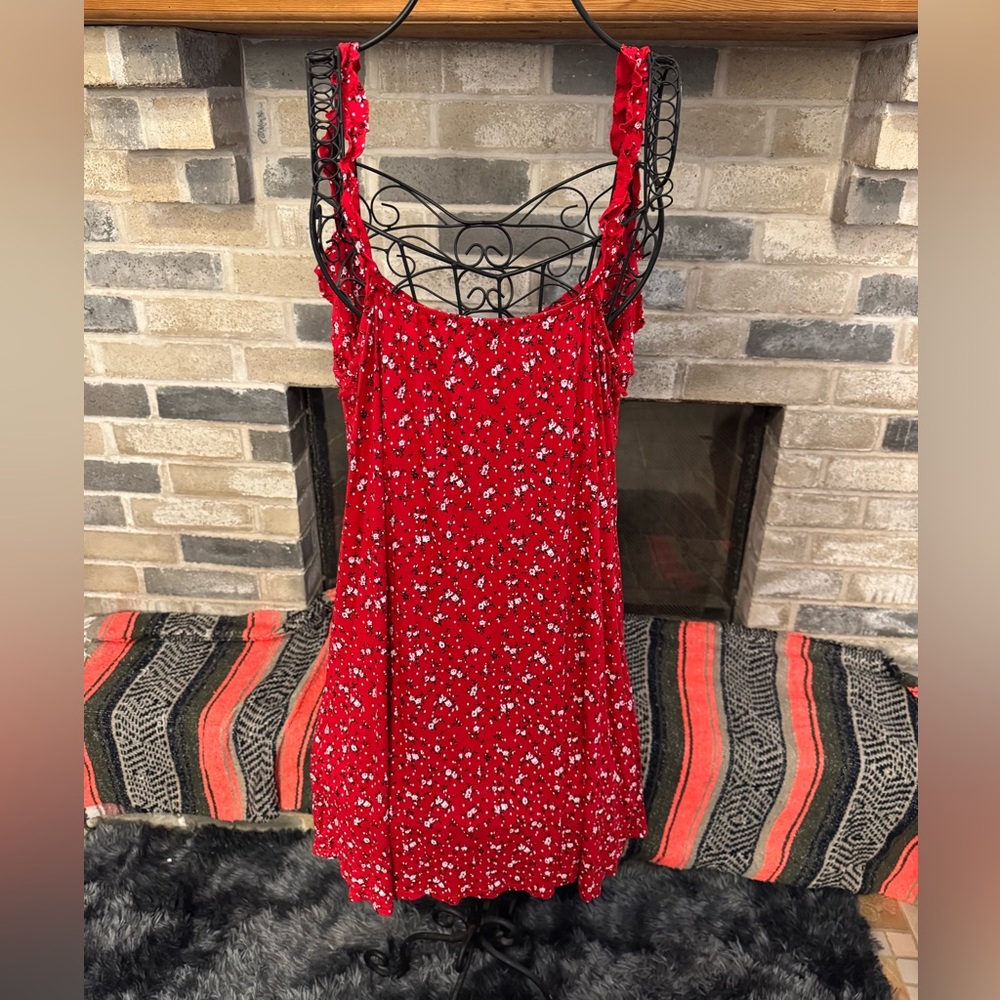 PrettyLittleThing Red Floral Sleeveless Dress - Picture 4 of 5